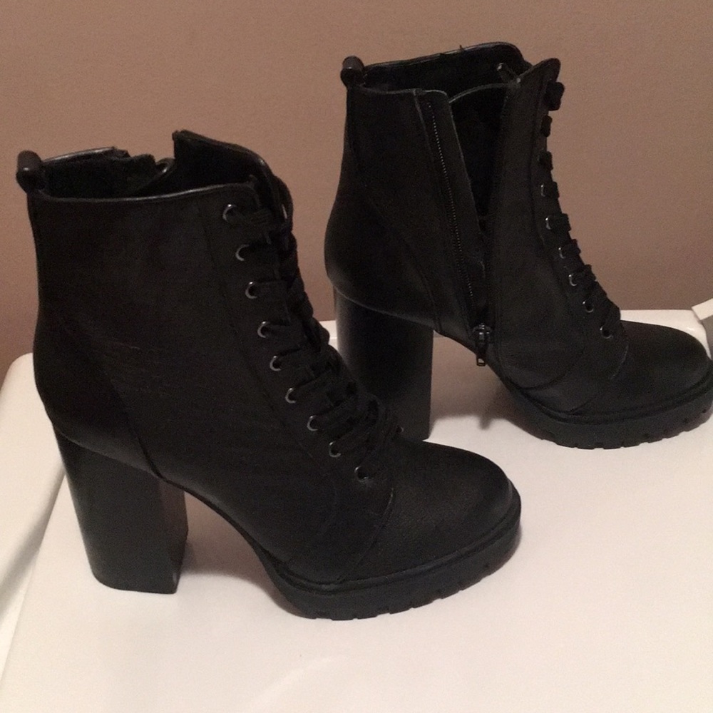 Steve Madden lace up bootie Leather